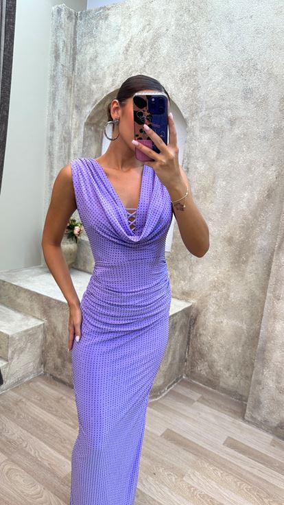 فستان سهرة بلون الليلك بتفاصيل صدرية بأشرطة