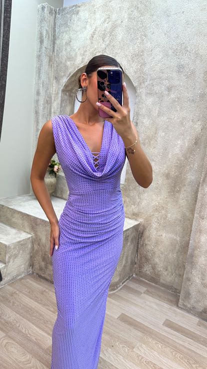 فستان سهرة بلون الليلك بتفاصيل صدرية بأشرطة