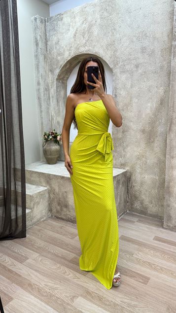 Vestido de noche con lazo de cintura con correa de cuerda amarilla