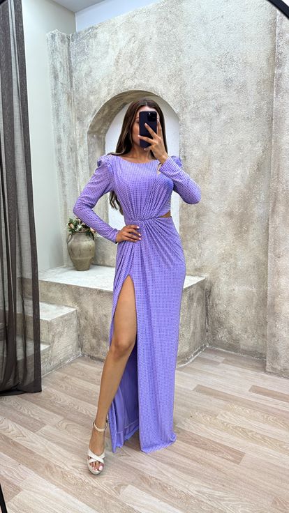 فستان سهرة بلون الليلك مع أكتاف مبطنة وتفاصيل عند الخصر