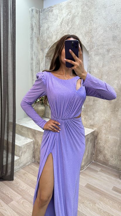 فستان سهرة بلون الليلك مع أكتاف مبطنة وتفاصيل عند الخصر