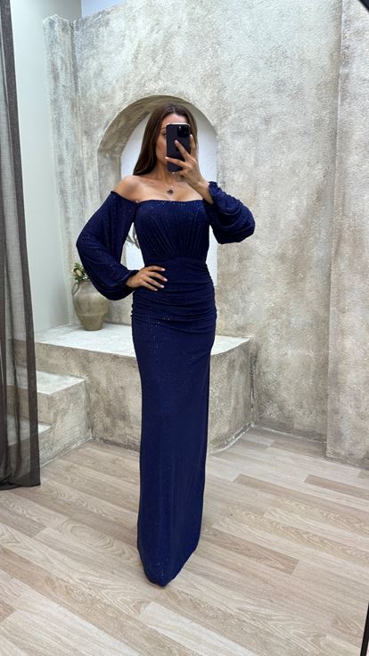 فستان سهرة أزرق داكن بأكمام بالون وتفاصيل على الكتف
