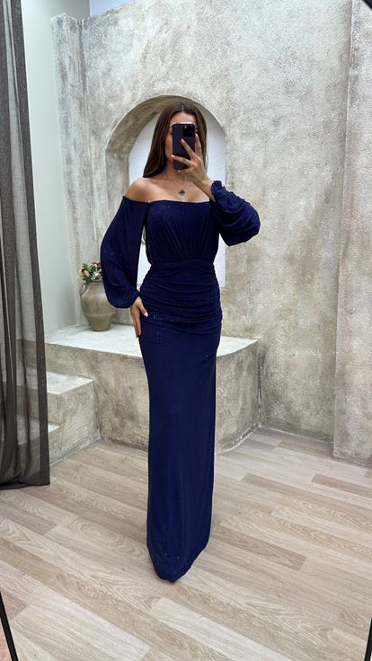 فستان سهرة أزرق داكن بأكمام بالون وتفاصيل على الكتف