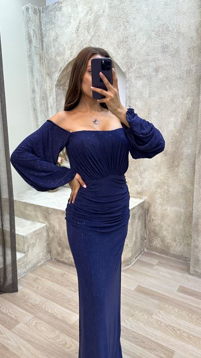 فستان سهرة أزرق داكن بأكمام بالون وتفاصيل على الكتف