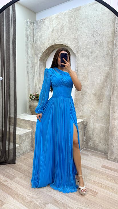 Vestido plisado azul de una sola manga con detalle transparente