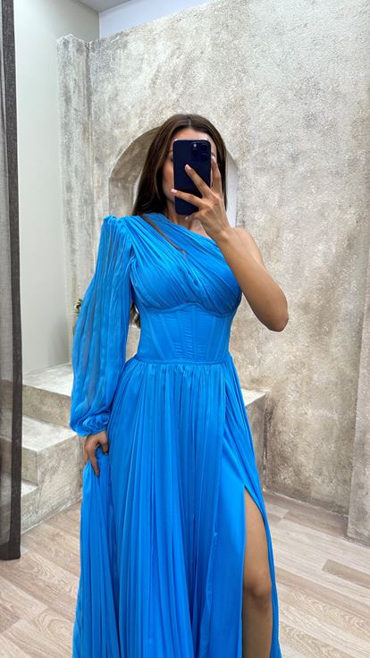 Vestido plisado azul de una sola manga con detalle transparente
