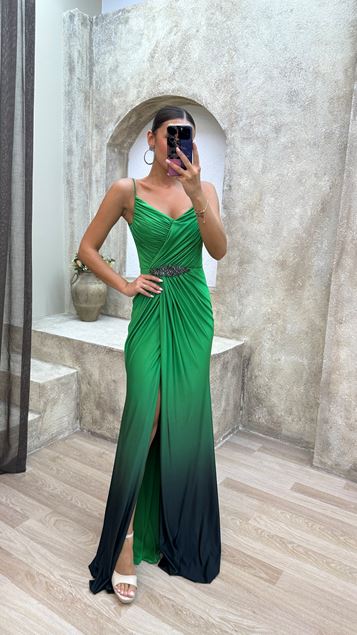 Vestido de noche con detalle de broche de correa de cuerda verde