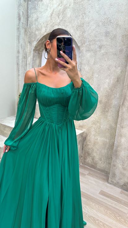 Grünes Trägerkleid mit transparenten Details und Ballonärmeln