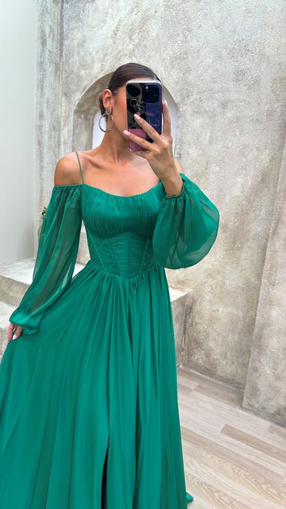 Grünes Trägerkleid mit transparenten Details und Ballonärmeln