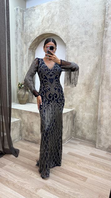 Vestido de noche azul marino con borlas en V