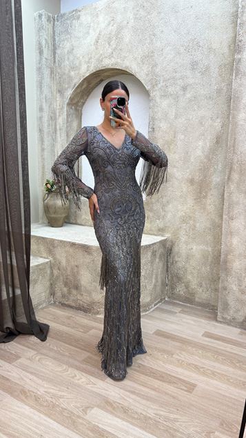 Abito da sera grigio con scollo a V