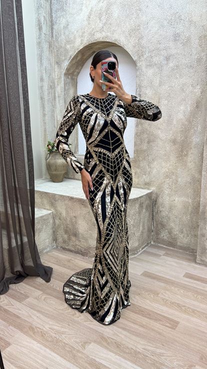 Gelbes, speziell besticktes Abendkleid