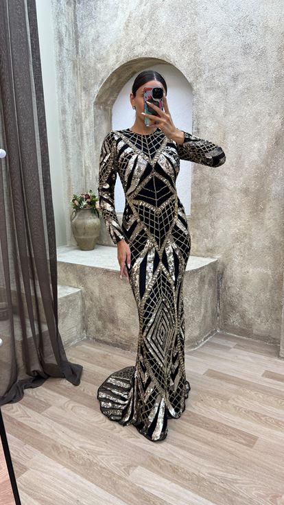 Gelbes, speziell besticktes Abendkleid