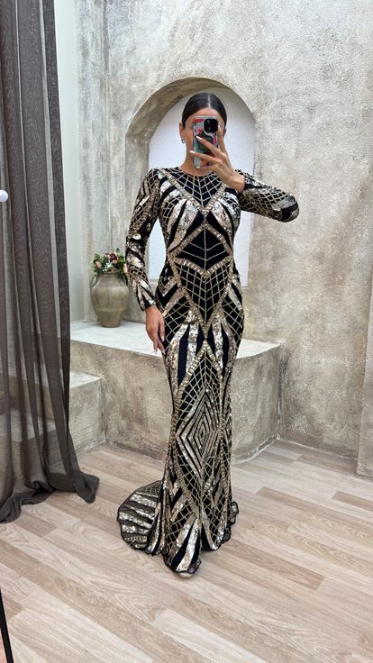 Gelbes, speziell besticktes Abendkleid