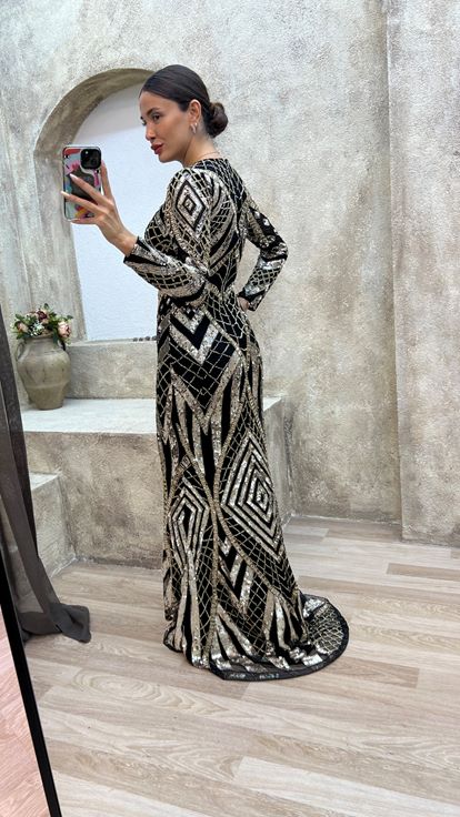 Gelbes, speziell besticktes Abendkleid