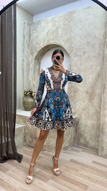 Blaues Minikleid mit speziellem besticktem Ausschnittdetail