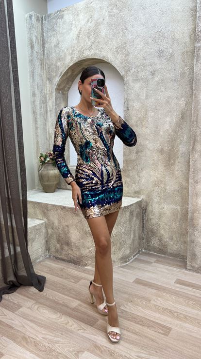 Blaues Minikleid mit Spitzendetail am Rücken und besonderem Stickdesign