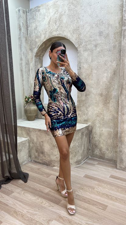 Blaues Minikleid mit Spitzendetail am Rücken und besonderem Stickdesign