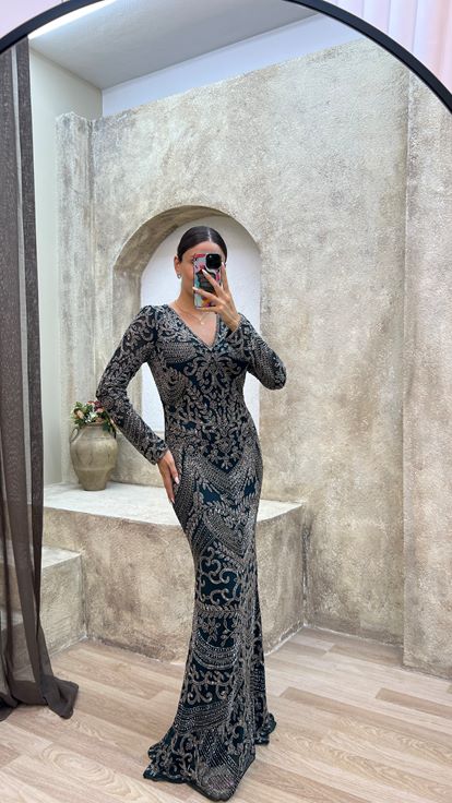 فستان سهرة مصمم بتطريز خاص، لون أخضر زمردي، بياقة على شكل حرف V