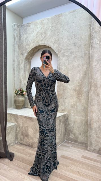 Smaragdgrünes Abendkleid mit V-Ausschnitt und speziell besticktem Design