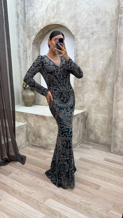 فستان سهرة مصمم بتطريز خاص، لون أخضر زمردي، بياقة على شكل حرف V