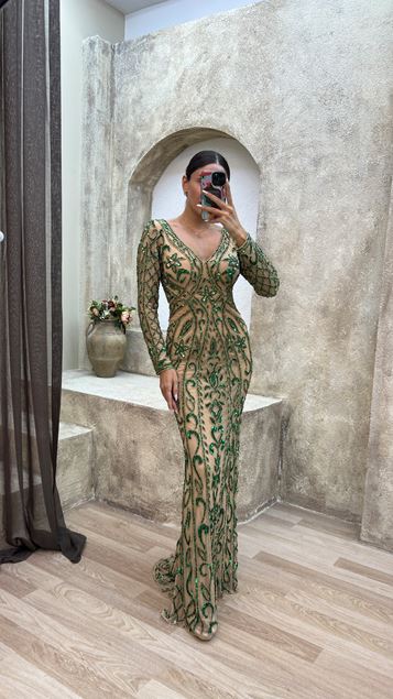 Vestido de noche verde con escote en V en la espalda con detalle de diseño bordado especial