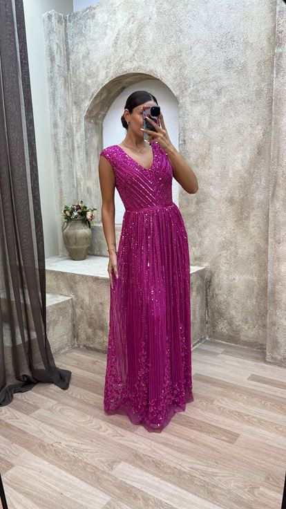 Vestido de noche fucsia con escote en V en la espalda y detalle bordado especial 