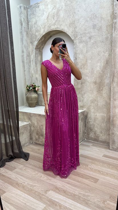 Vestido de noche fucsia con escote en V en la espalda y detalle bordado especial 