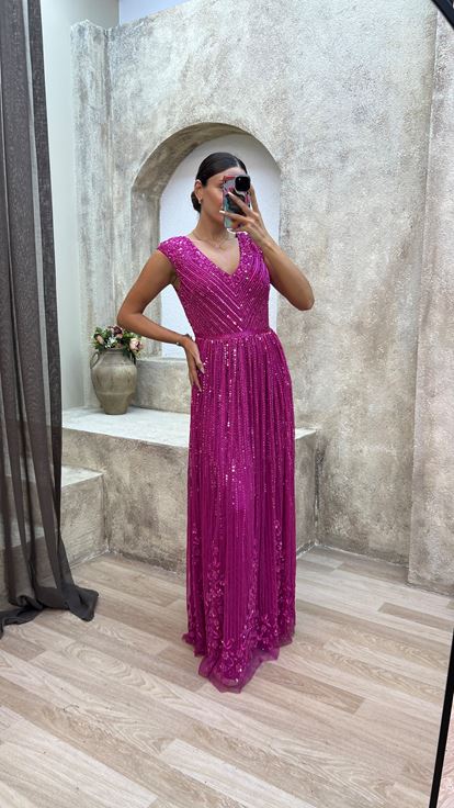 Vestido de noche fucsia con escote en V en la espalda y detalle bordado especial 
