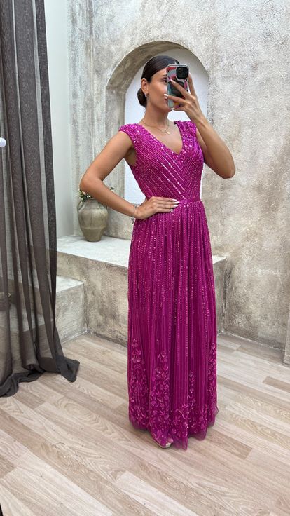 Vestido de noche fucsia con escote en V en la espalda y detalle bordado especial 