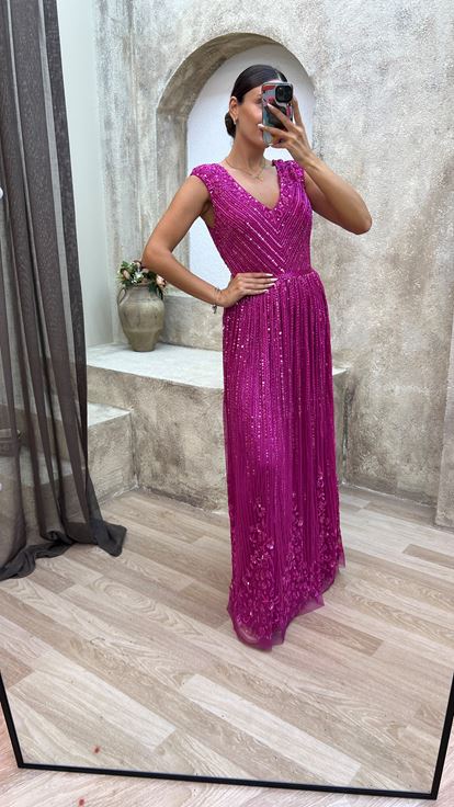 Vestido de noche fucsia con escote en V en la espalda y detalle bordado especial 