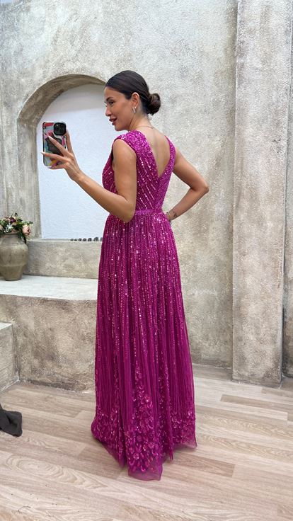 Vestido de noche fucsia con escote en V en la espalda y detalle bordado especial 