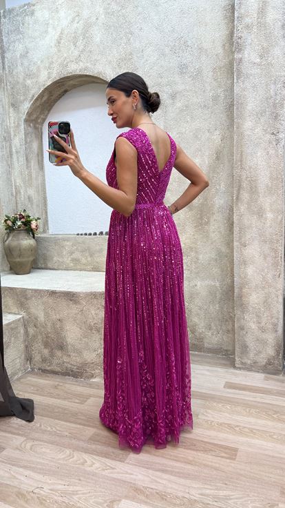 Vestido de noche fucsia con escote en V en la espalda y detalle bordado especial 