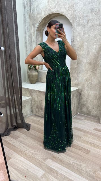 Smaragdgrünes Abendkleid mit V-Ausschnitt am Rücken und speziell besticktem Design