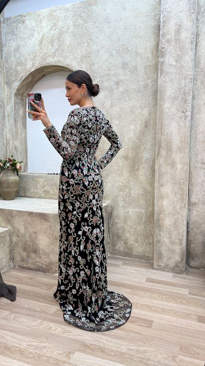 Robe de soirée noire à col en V et broderie spéciale