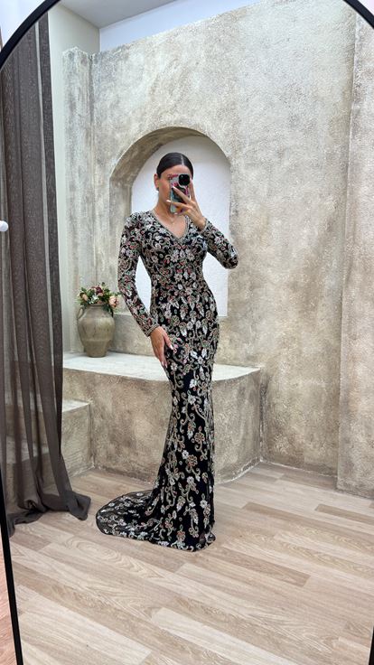 Robe de soirée noire à col en V et broderie spéciale