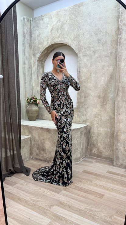 Robe de soirée noire à col en V et broderie spéciale