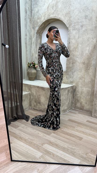 Robe de soirée noire à col en V et broderie spéciale