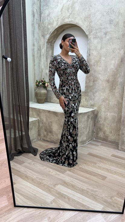 Robe de soirée noire à col en V et broderie spéciale