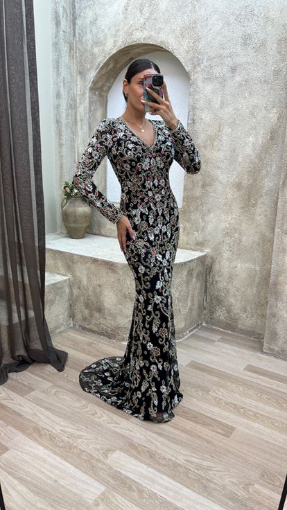 Robe de soirée noire à col en V et broderie spéciale