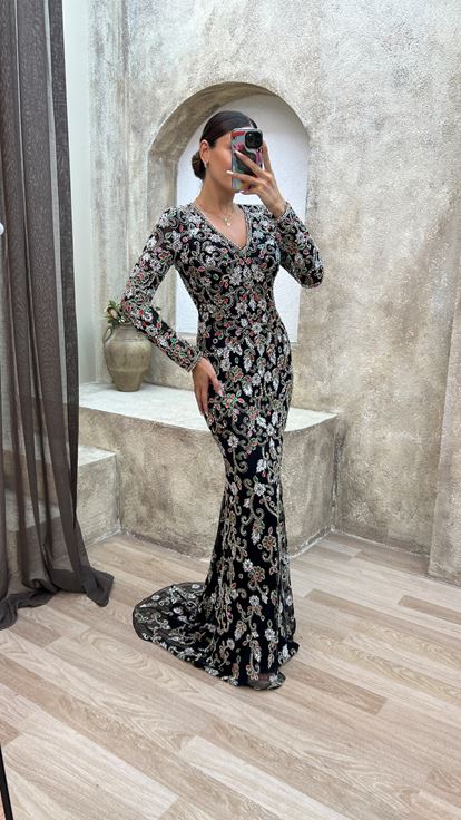 Robe de soirée noire à col en V et broderie spéciale