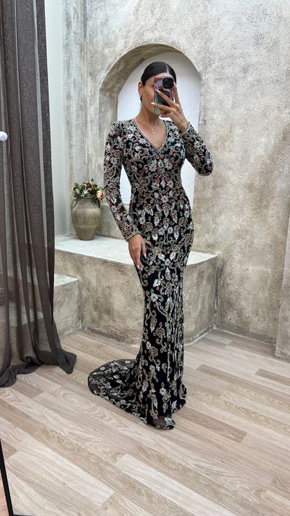 Robe de soirée noire à col en V et broderie spéciale