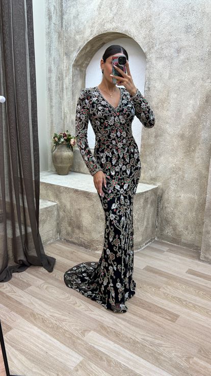 Robe de soirée noire à col en V et broderie spéciale