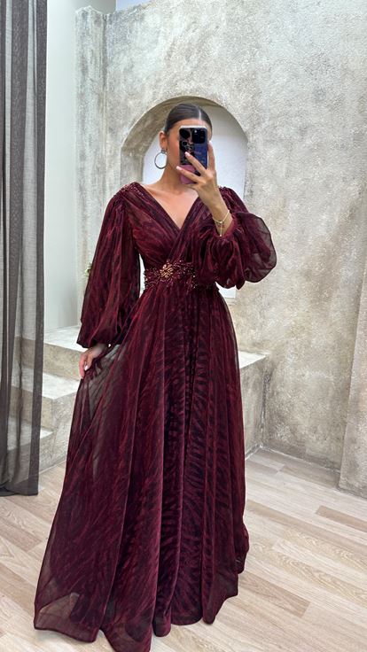 Vestido de noche bordado con mangas globo burdeos