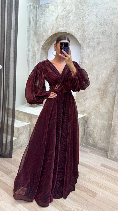 Vestido de noche bordado con mangas globo burdeos