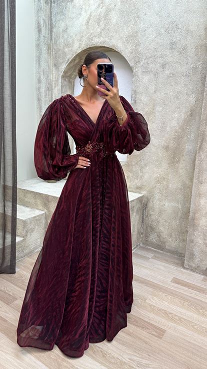 Vestido de noche bordado con mangas globo burdeos