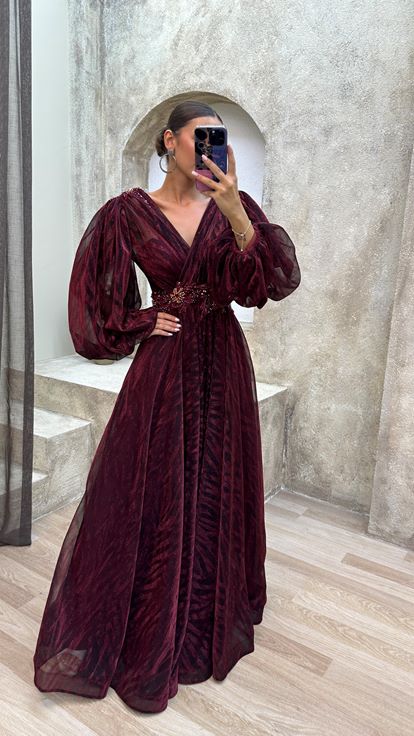 Vestido de noche bordado con mangas globo burdeos