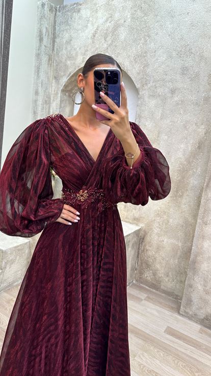 Vestido de noche bordado con mangas globo burdeos