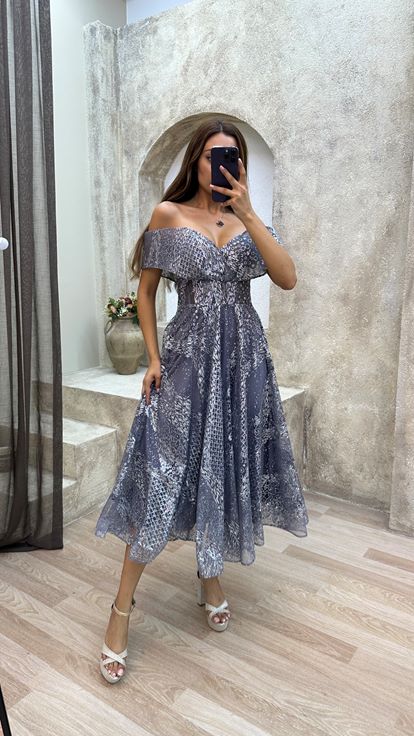 Gri Straplez Göğüs İşlemeli Elbise