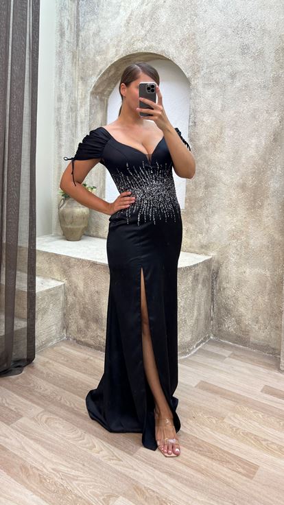 Abito da sera nero taglie forti con spalline sottili e vita ricamata 